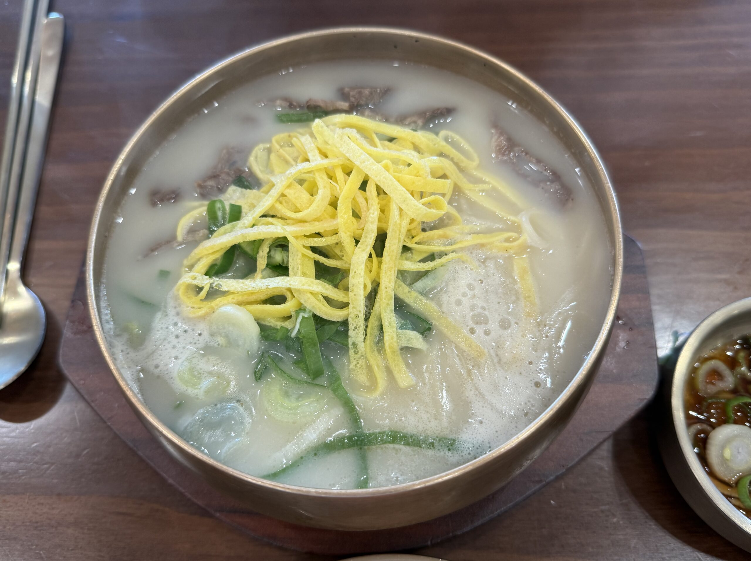 아산 신정호 맛집 신정옥 놋그릇에 담긴 한우고기국수 첫 모습